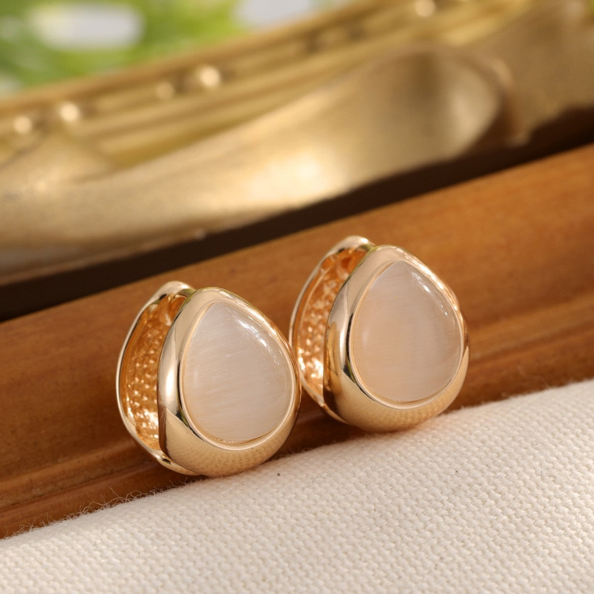 Cat's Eye Stone Water Drip Ear Buckle Female Niche Retro Luxury High End Earrings